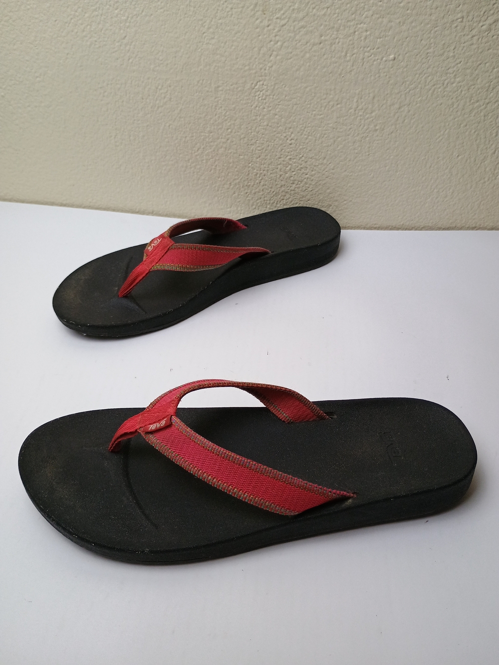 Teva Women's Size 9 Red Strap Black Footbed Sandals